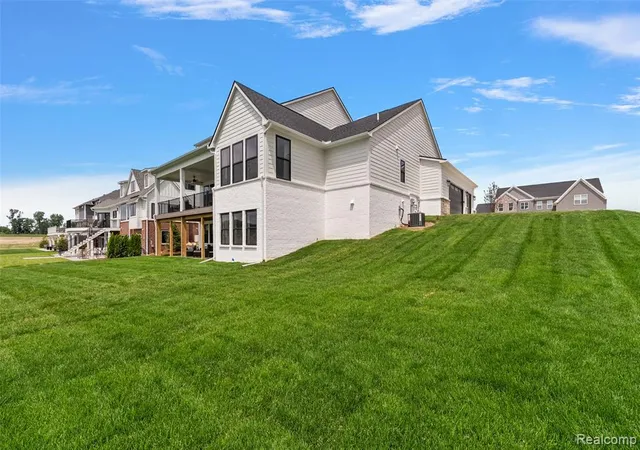 Homes for sale in Commerce Township, MI | 2691 Crystal Lake Dr, Commerce Township, MI 48382 | MLS# 60964108