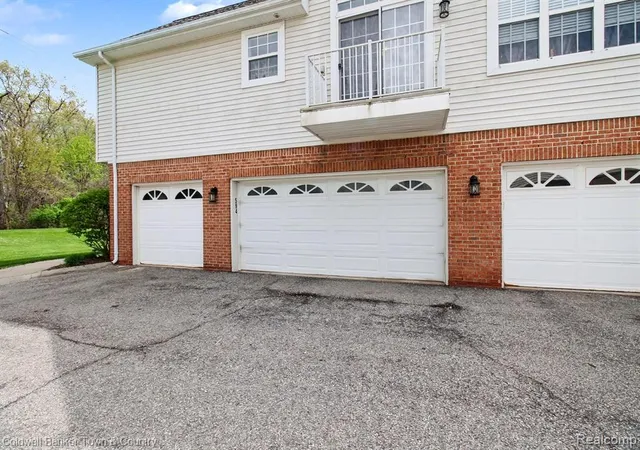 Homes for sale in Howell, MI | 594 Olde English Cir, Howell, MI 48855 | MLS# 60990540