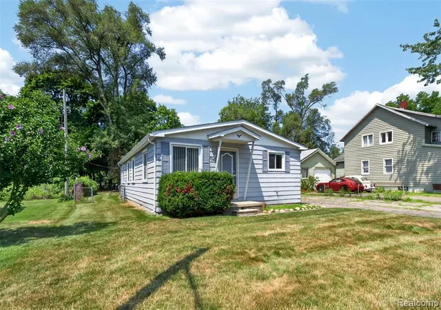 Photo 1 of Sale Pending at 2340 Hester Ct, Keego Harbor, MI 48320 1439 | MLS# 61011532 | Listing updated on 2026-08-27