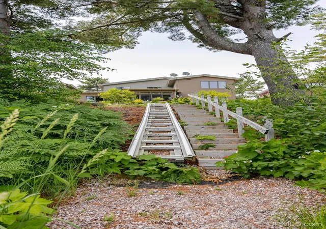 4th image of 351 W Main St, Marquette, MI 49855