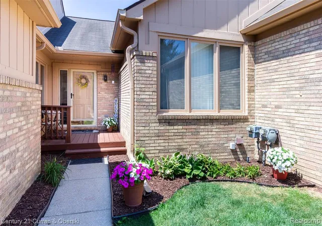Listing Photo 3 - Condo for sale in building located at 35181 White Pine Trl, Farmington Hills, MI 48335