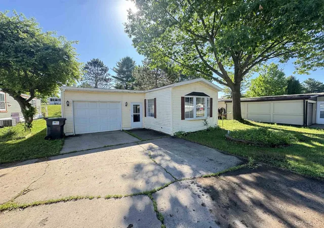 Homes for sale in Iron Mountain, MI | W8007 S Us Hwy 2/141 Trlr 241 Rd, Iron Mountain, MI 49801 | MLS# 50209217