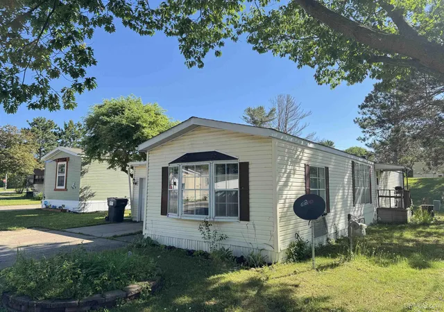 Homes for sale in Iron Mountain, MI | W8007 S Us Hwy 2/141 Trlr 241 Rd, Iron Mountain, MI 49801 | MLS# 50209217