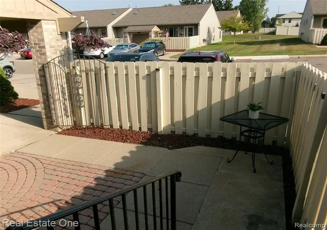 Listing Photo 4 - Condo for sale in building located at 61745 Vly Forge Dr, South Lyon, MI 48178 - Unit #1