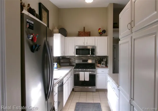 Listing Photo 5 - Condo for sale in building located at 61745 Vly Forge Dr, South Lyon, MI 48178 - Unit #1