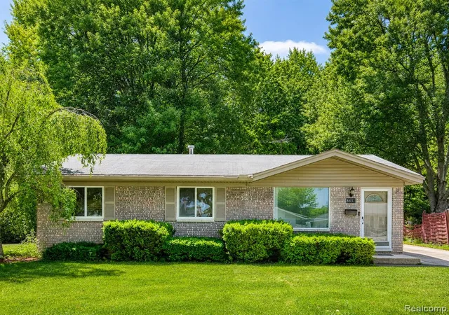 Homes for sale in Canton, MI | 6631 Burnham Dr, Canton, MI 48187 | MLS# 61003105