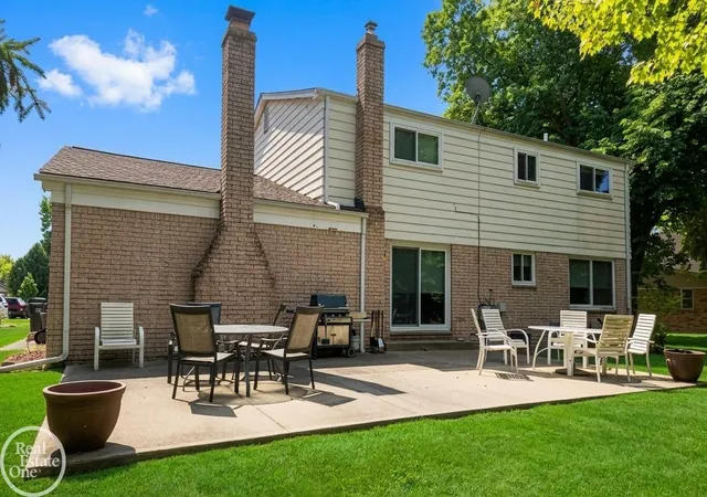 Photo 3 of Single family home for sale at 715 Abbey Ct, Rochester Hills, MI 48307 | MLS# 50219553 | Listing updated on 2026-09-15