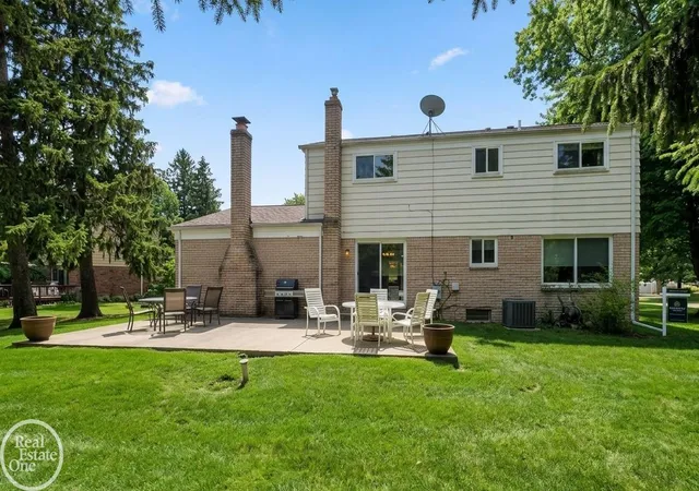 Photo 3 of Single family home for sale at 715 Abbey Ct, Rochester Hills, MI 48307 | MLS# 50219553 | Listing updated on 2026-09-15