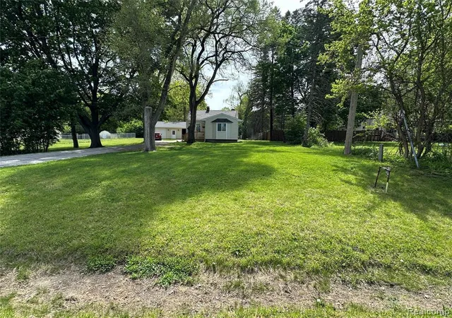 Homes for sale in Flushing, MI | 6161 River Rd, Flushing, MI 48433 | MLS# 60997298