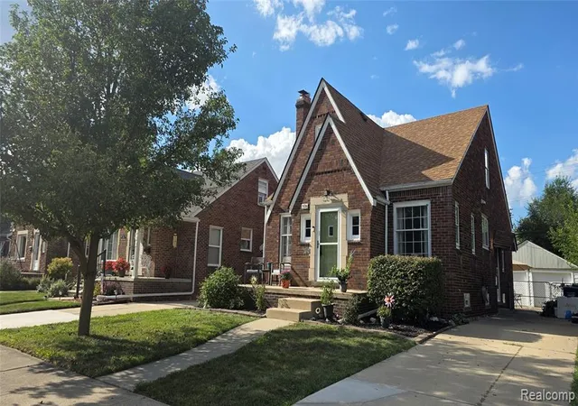 Photo 2 of Single family home for sale at 918 New York Ave, Lincoln Park, MI 48146 4243 | MLS# 61025494 | Listing updated on 2026-09-10