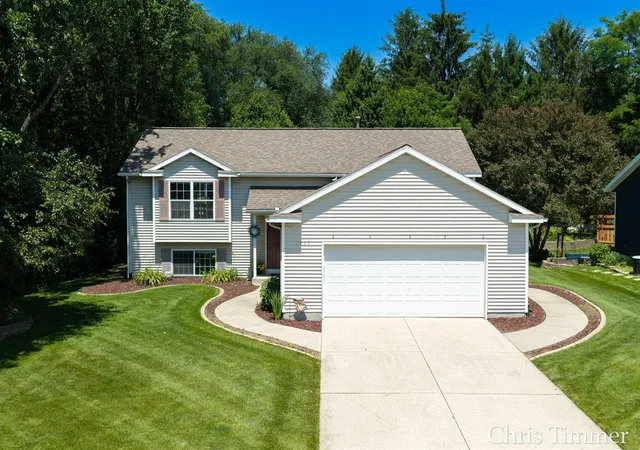 Homes for sale in Zeeland, MI | 9777 Jane Dr, Zeeland, MI 49464 | MLS# 70543825