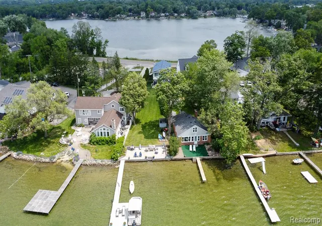 Photo 4 of Sale Pending at 8691 Cooley Lake Rd, Commerce Township, MI 48382 | MLS# 61000569 | Listing updated on 2026-07-24