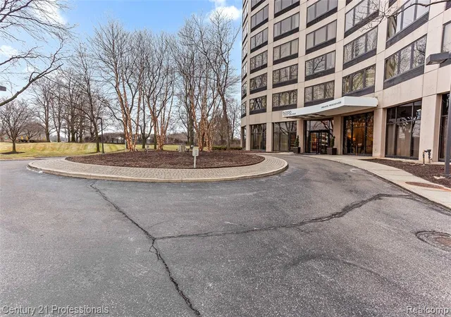 2nd image of 5000 Town Ctr, Southfield, MI 48075