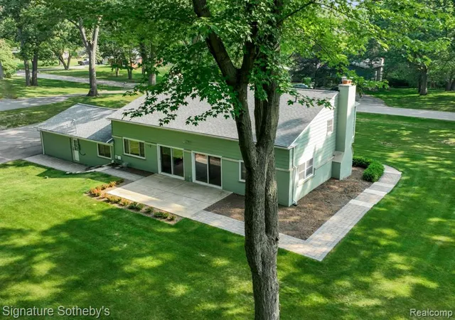 2nd image of 2593 S Christian Hills Dr, Rochester Hills, MI 48309 | MLS# 61009282