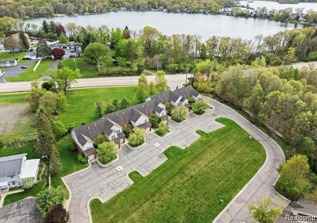Homes for sale in Brighton, MI | 5953 High Point Court, Brighton, MI 48116 | Houzeo