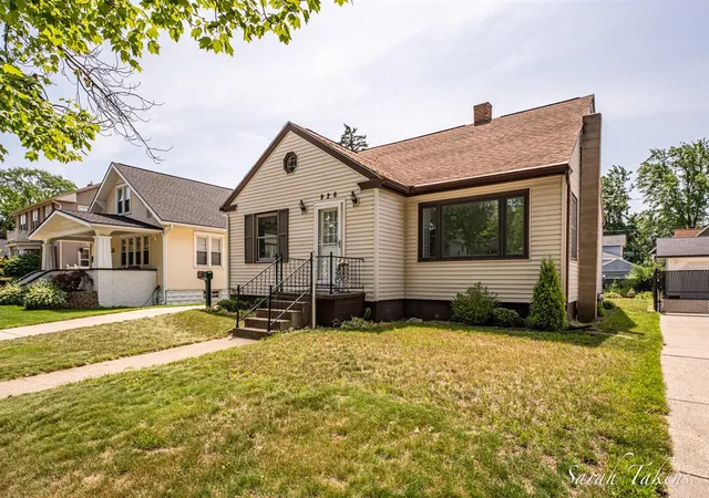 Homes for sale in Grand Haven, MI | 926 Franklin Ave, Grand Haven, MI 49417 | MLS# 70542678