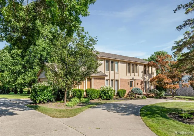 Photo 3 of Single family home for sale at 28824 Appleblossom Ln, Farmington, MI 48331 | MLS# 61013287 | Listing updated on 2026-08-13