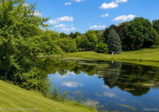 Listing Photo 2 - Condo for sale in building located at 37061 Sandalwood, Farmington Hills, MI 48331 - Unit #