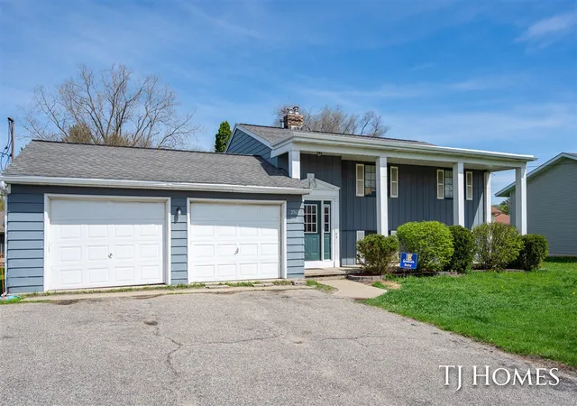 Photo 4 of Multi family home for sale at 2561-2563 Burton St, Grand Rapids, MI 49546 | MLS# 70525982 | Listing updated on 2026-08-19