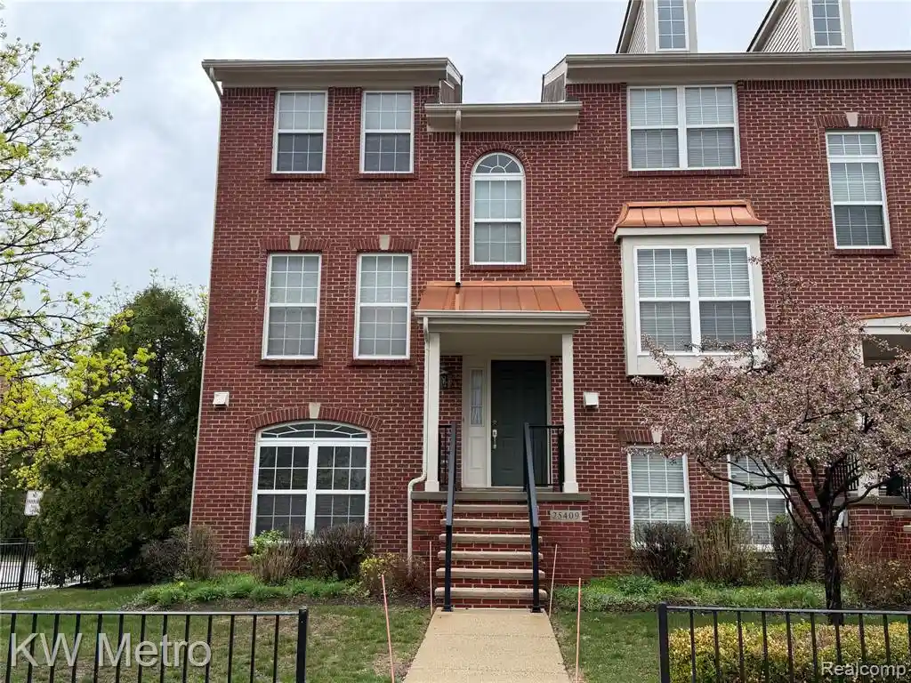 Listing Photo 1 - Condo for sale in 25409 Saint James located at 25409 Saint James, Southfield, MI 48075 - Unit 25409 Saint James