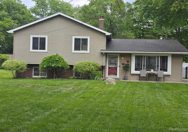 Homes for sale in Milford, MI | 2909 Central Blvd, Milford, MI 48380 | MLS# 60977086
