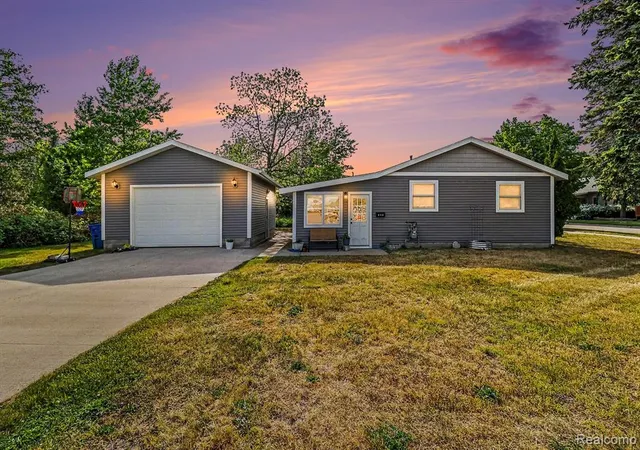 1st image of 701 W Loomis St, Ludington, MI 49431 | MLS# 61007129