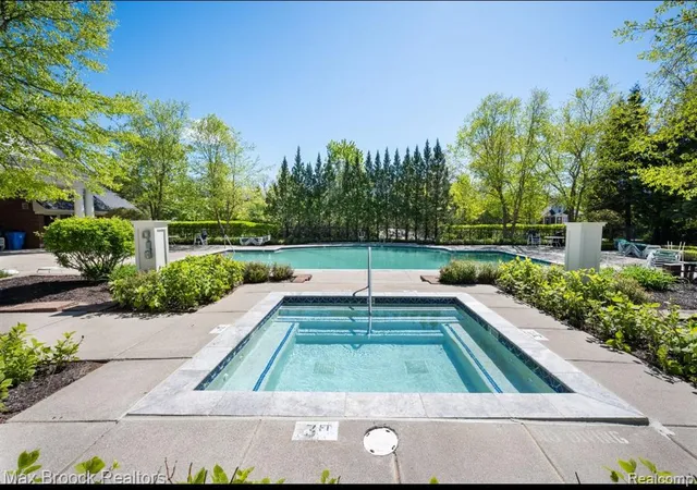 Listing Photo 3 - Condo for sale in building located at 1102 Abigail Ct, Walled Lake, MI 48390