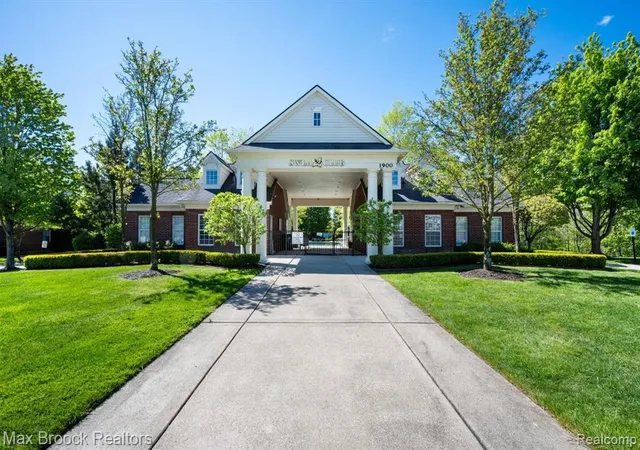 Listing Photo 4 - Condo for sale in building located at 1102 Abigail Ct, Walled Lake, MI 48390
