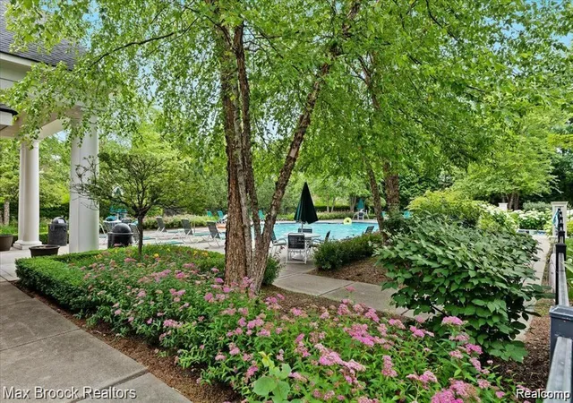 Listing Photo 5 - Condo for sale in building located at 1102 Abigail Ct, Walled Lake, MI 48390