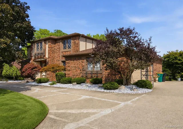 2nd image of 22520 Vacri Ln, Farmington Hills, MI 48335 | MLS# 61022923