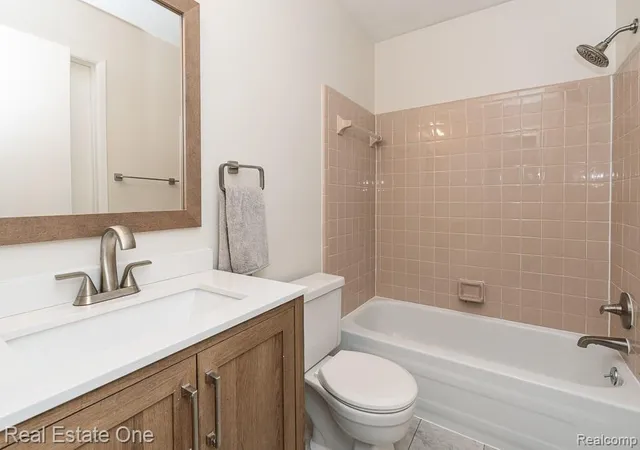 39th image of 1377 Barneswood Ln, Rochester Hills, MI 48306 | MLS# 61007903