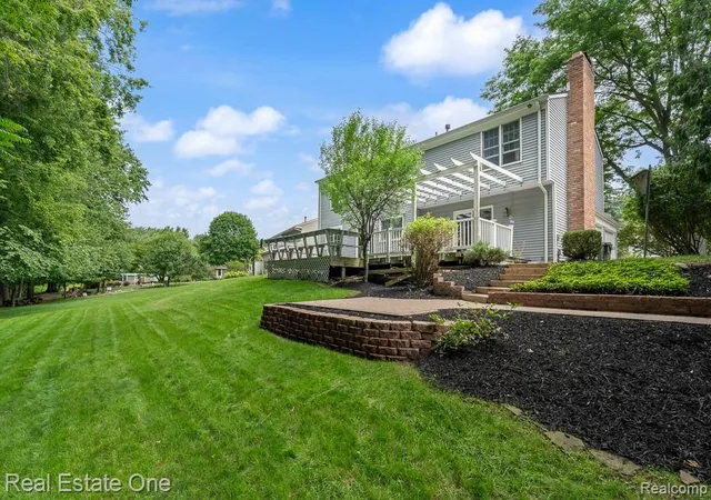 3rd image of 1377 Barneswood Ln, Rochester Hills, MI 48306 | MLS# 61007903