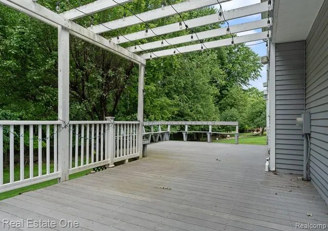 5th image of 1377 Barneswood Ln, Rochester Hills, MI 48306 | MLS# 61007903