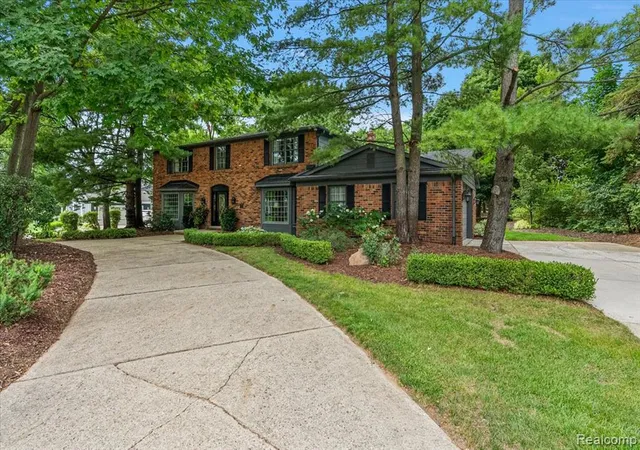 Photo 2 of Sale Pending at 5033 Aintree Ct, Rochester, MI 48306 2702 | MLS# 61024764 | Listing updated on 2026-09-01