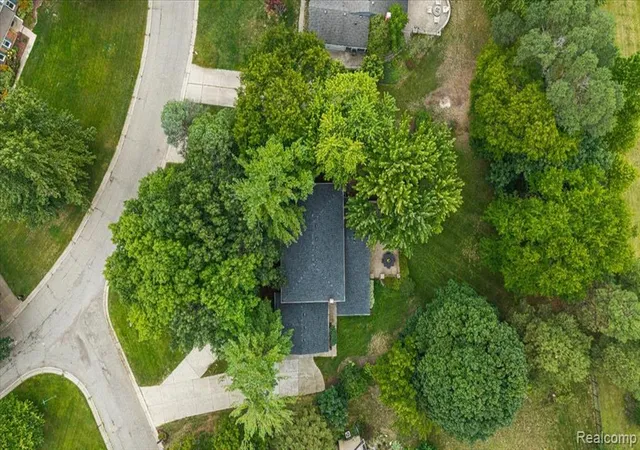 Photo 3 of Sale Pending at 5033 Aintree Ct, Rochester, MI 48306 2702 | MLS# 61024764 | Listing updated on 2026-09-01