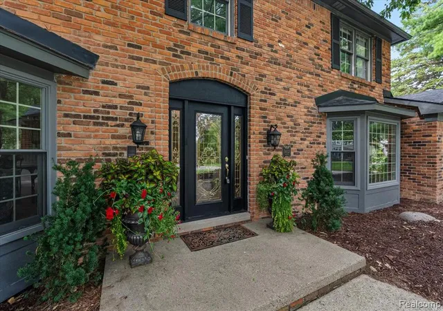 Photo 4 of Sale Pending at 5033 Aintree Ct, Rochester, MI 48306 2702 | MLS# 61024764 | Listing updated on 2026-09-01