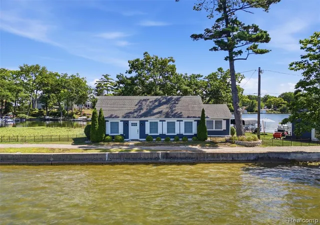 2nd image of 587 Westpointe Ct, Lake Orion, MI 48362 2772 | MLS# 61023541