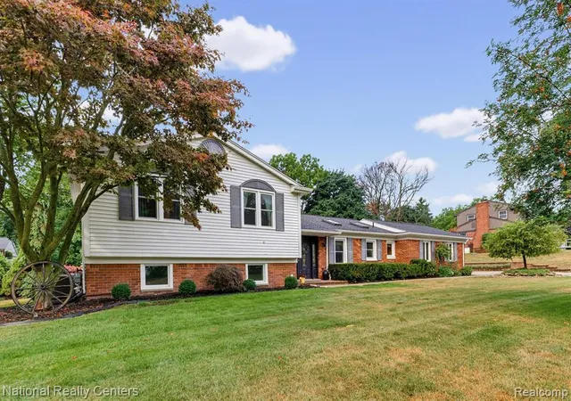Photo 2 of Sale Pending at 216 Birch Hl Dr, Rochester, MI 48306 | MLS# 61020159 | Listing updated on 2026-08-15