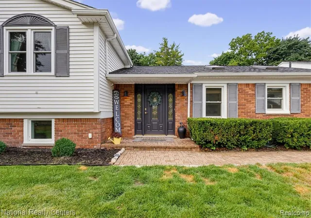 Photo 3 of Sale Pending at 216 Birch Hl Dr, Rochester, MI 48306 | MLS# 61020159 | Listing updated on 2026-08-15