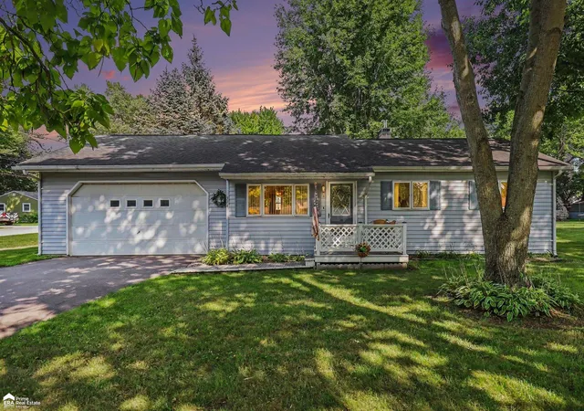 Photo 2 of Sale Pending at 314 N Saginaw St, Montrose, MI 48457 | MLS# 50220219 | Listing updated on 2026-09-03