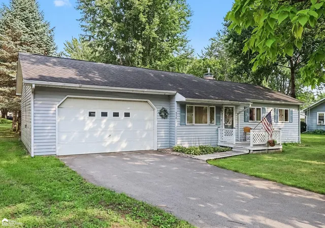 Photo 3 of Sale Pending at 314 N Saginaw St, Montrose, MI 48457 | MLS# 50220219 | Listing updated on 2026-09-03