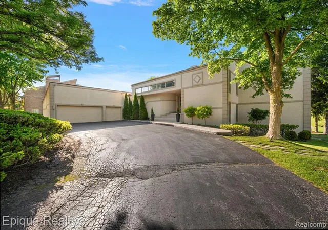 Photo 3 of Single family home for sale at 1848 Golf Ridge Dr, Bloomfield Hills, MI 48302 | MLS# 61021094 | Listing updated on 2026-09-09