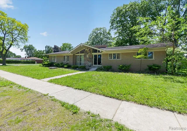 2nd image of 28013 Roan Dr, Warren, MI 48093 | MLS# 61004196