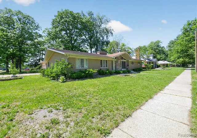 3rd image of 28013 Roan Dr, Warren, MI 48093 | MLS# 61004196