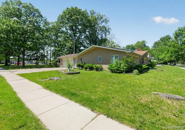 4th image of 28013 Roan Dr, Warren, MI 48093 | MLS# 61004196