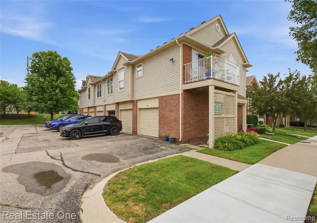 2nd image of 1828 NE Flagstone Cir, Rochester, MI 48307 6095