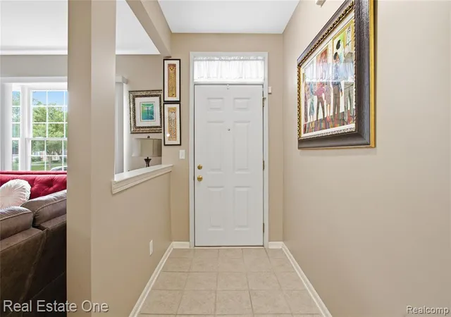 3rd image of 1828 NE Flagstone Cir, Rochester, MI 48307