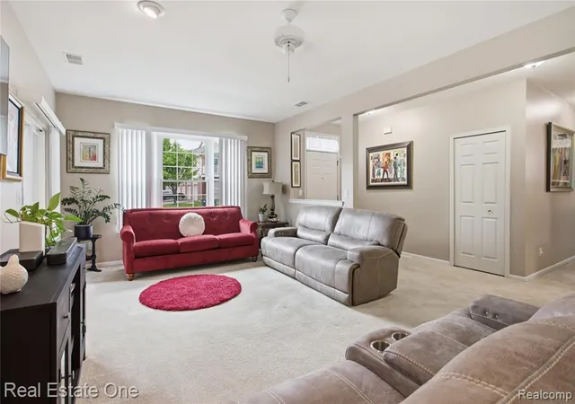 4th image of 1828 NE Flagstone Cir, Rochester, MI 48307