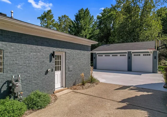 2nd image of 660 Sylvanwood Dr, Troy, MI 48085 | MLS# 70472527
