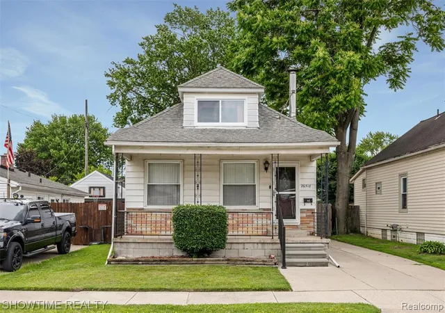Homes for sale in Roseville, MI | 26518 Hollywood St, Roseville, MI 48066 | MLS# 61003905